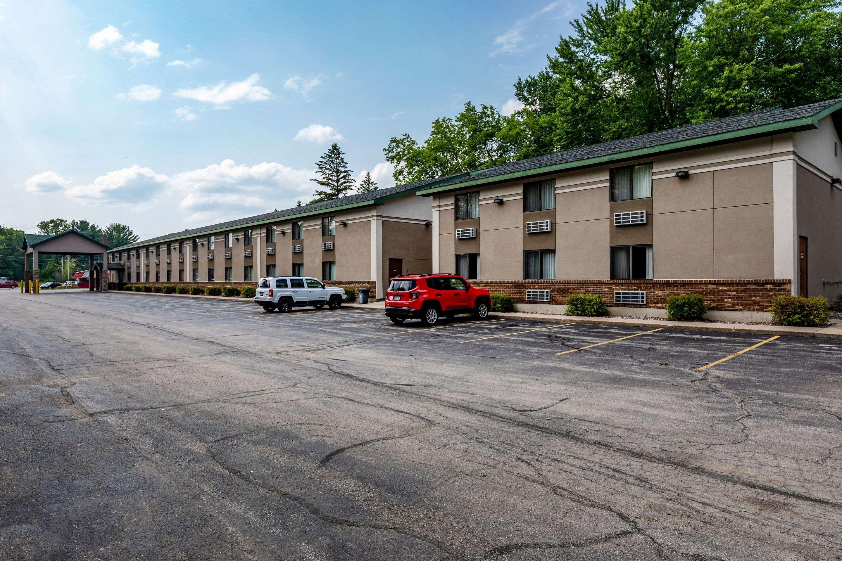 Quality Inn & Suites Marinette Exterior foto