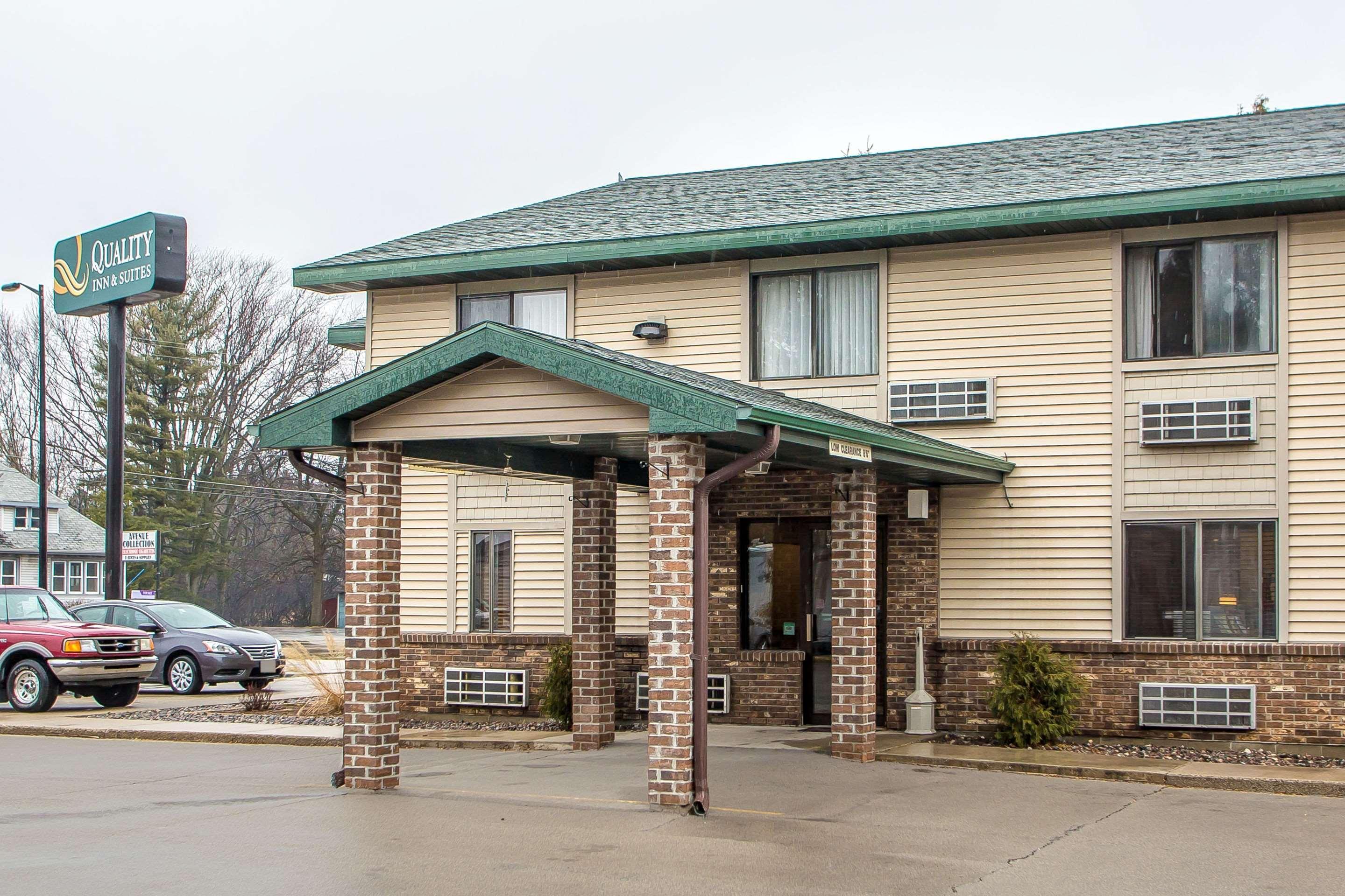 Quality Inn & Suites Marinette Exterior foto